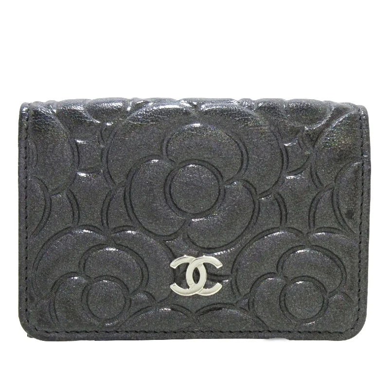 CHANEL Boy bag collection -Chanel Camellia Goatskin Trifold Wallet (SHG-aIF3CD)