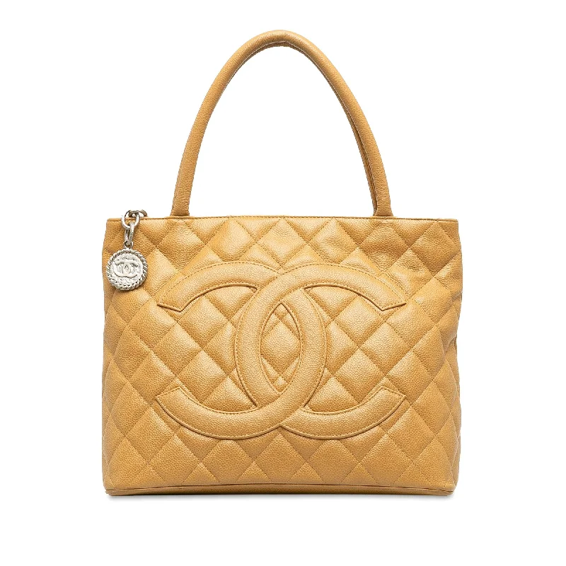 Chic CHANEL handbags for everyday use -Chanel Caviar Medallion Tote (SHG-C0RnCx)