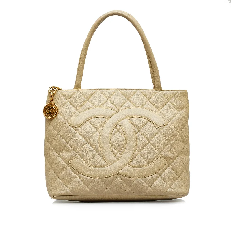 CHANEL bags with vintage look -Chanel Caviar Medallion Tote (SHG-QFus9i)