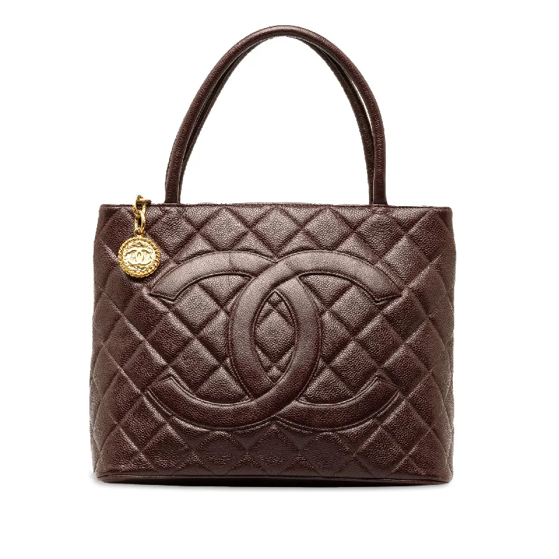 CHANEL bags with luxurious interior -Chanel Caviar Medallion Tote (SHG-UvsxwP)