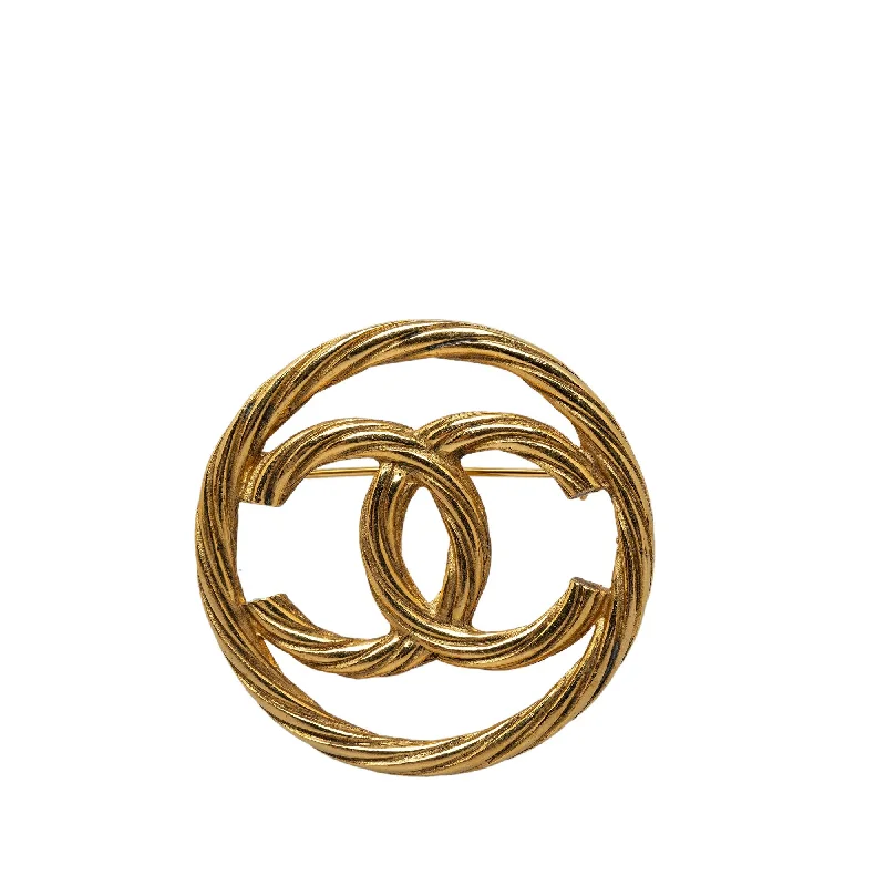 CHANEL signature jewelry for fashion lovers -Chanel CC Brooch (SHG-5yqQhb)