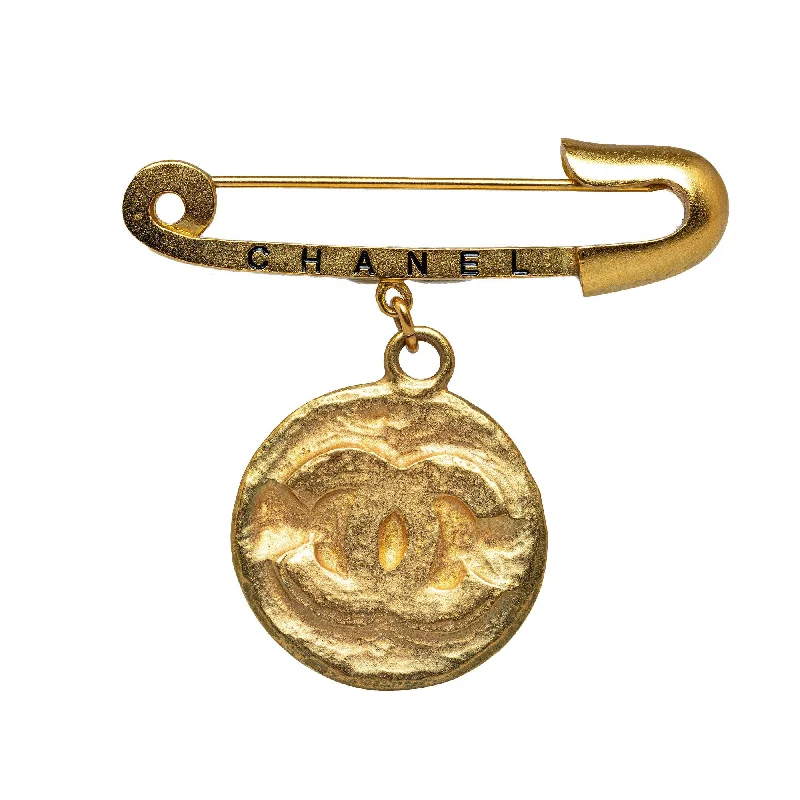 CHANEL bracelets with premium finishes -Chanel CC Medallion Costume Brooch (SHG-p5Fz3w)