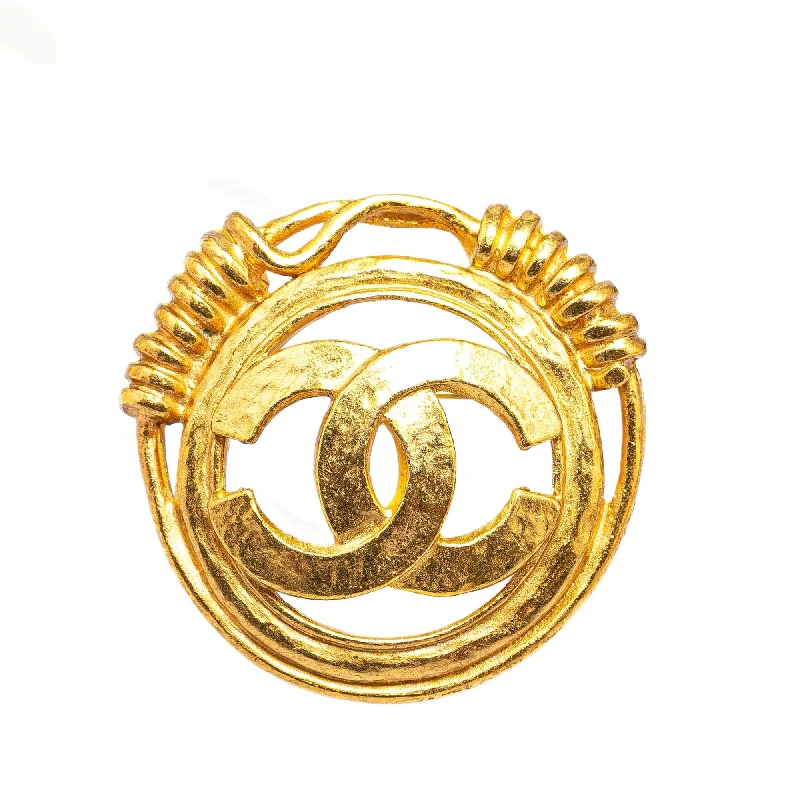 CHANEL earrings with classic detailing -Chanel Gold Plated CC Brooch (SHG-ck9CYj)