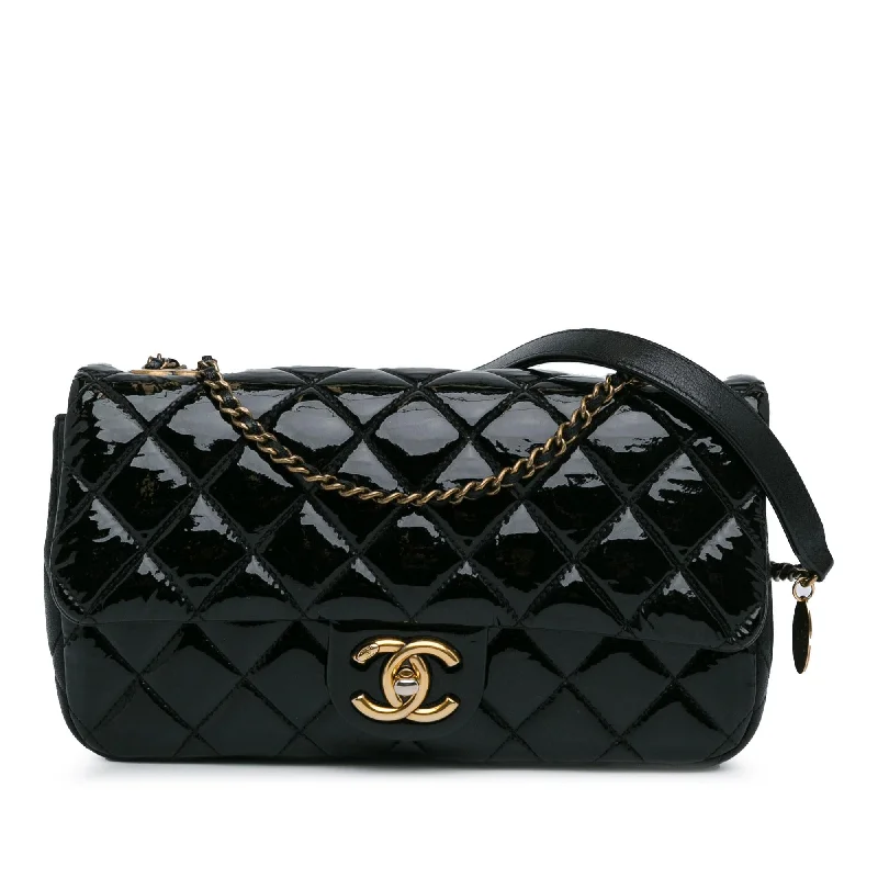 Chanel Medium Patent Goatskin CC Eyelet Flap (SHG-7lc5oU)