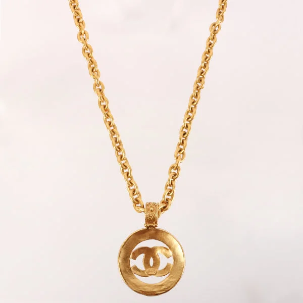 Buy CHANEL pendant necklaces -CHANEL 1994 Made Gripoix Round Cutout Cc Mark Necklace Green/Red