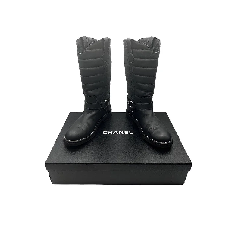 CHANEL boots with modern silhouettes -Chanel  Quilted Calfskin Star Biker Boots Sz 40