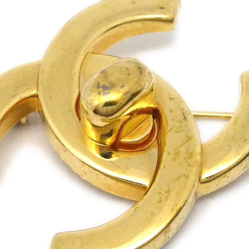 Classic CHANEL brooch designs -Chanel Turnlock Brooch Pin Gold 96A