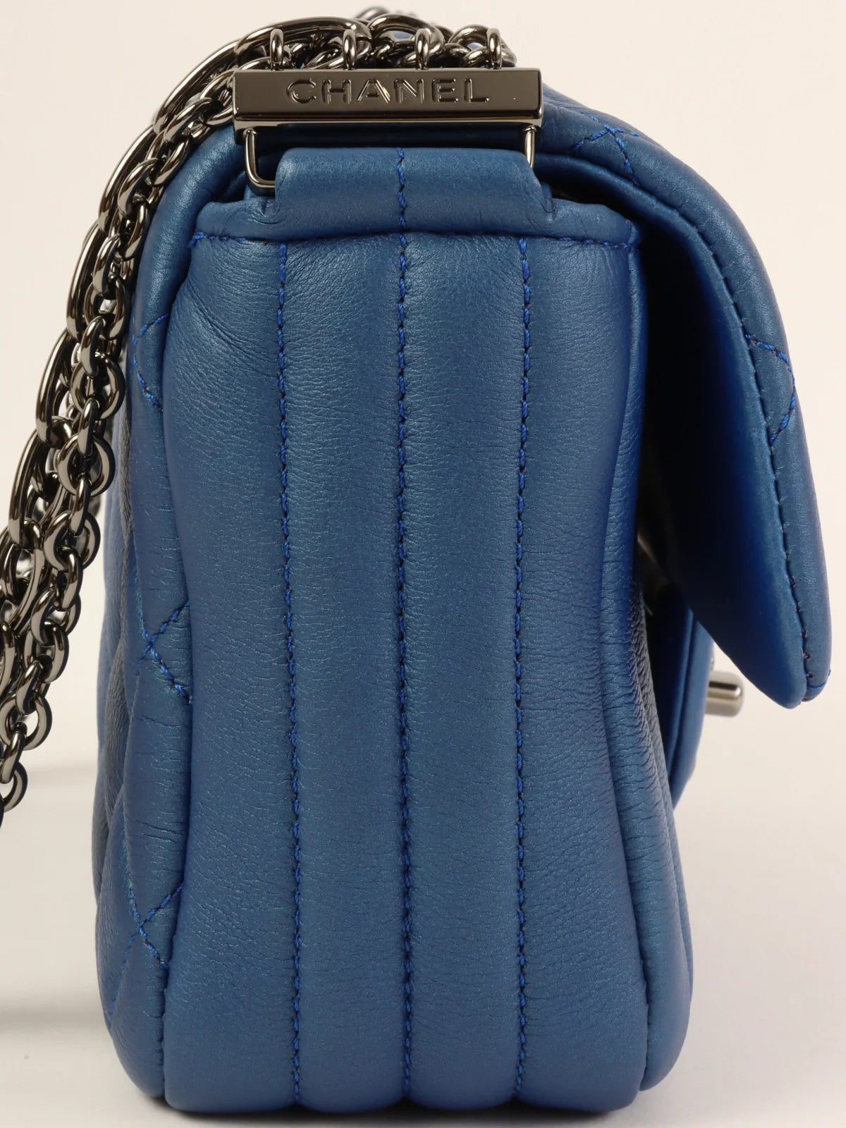 Chic and timeless CHANEL bags -CHANEL Around 2014 Made Turn-Lock Chain Bag Blue